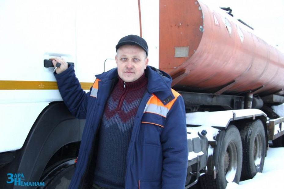 И летом, и зимой у водителя ДРСУ-208 Виталия Щуки работы много