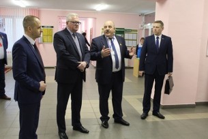 Новый спортивный инвентарь для школьников. Министр образования Беларуси Игорь Карпенко посетил Лунненскую среднюю школу