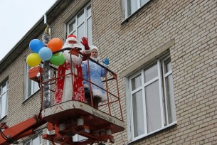 Дед Мороз поздравил пациентов и медицинский персонал Мостовской центральной районной больницы с высоты