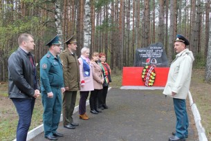 По маршруту районного автопробега мостовчане посетили памятные места, обелиски и братские могилы, где похоронены солдаты Великой Отечественной войны