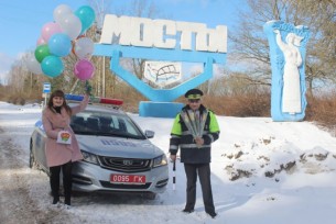 Госавтоинспекция и общественное объединение «Белорусский республиканский союз молодежи» Мостовщины поздравили женщин-водителей с весенним праздником