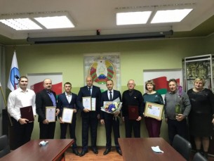 В Мостовском районе в преддверии праздника Дня работников сельского хозяйства и перерабатывающей промышленности агропромышленного комплекса были вручены награды