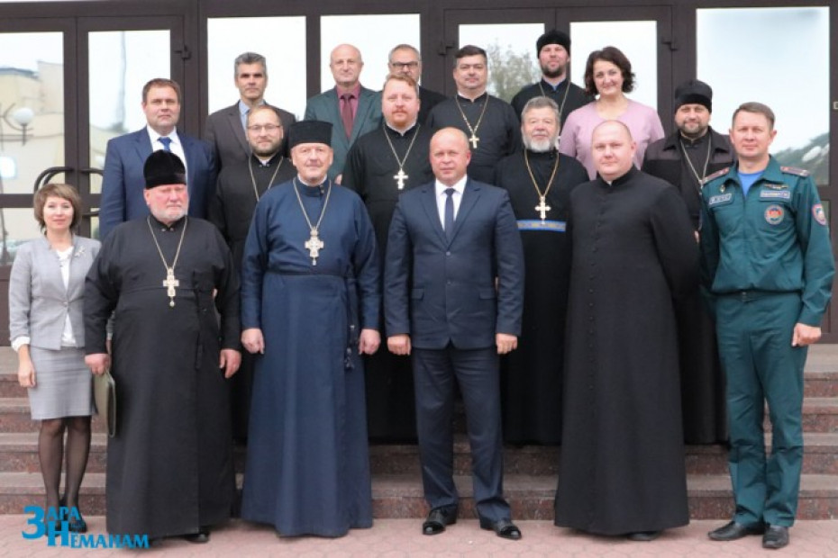 Состоялась встреча председателя Мостовского райисполкома со священнослужителями. О чём беседовали представители власти и духовенства?