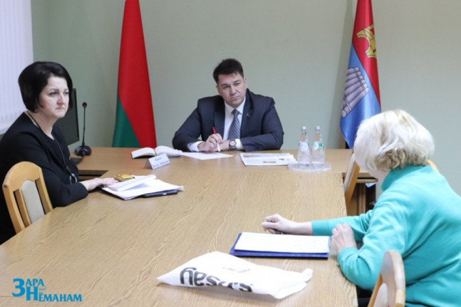 В Мостах приём граждан провёл член Национальной комиссии по правам ребёнка Виктор Пранюк