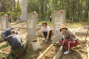 Объединила память и доброе дело. Представители общественных объединений Мостовщины навели порядок на кладбище партизан и мирных жителей деревни Дубровка
