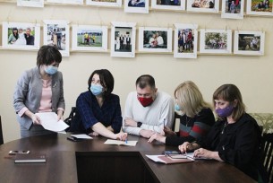 Диалоговая площадка в социальной гостиной: эксперты Мостовщины обсудили актуальные вопросы семьи и материнства