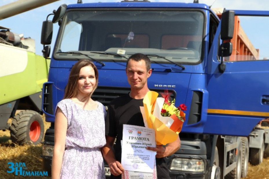 Юрий Уланович первым среди молодых водителей области перевёз свыше 3 тысяч тонн зерна