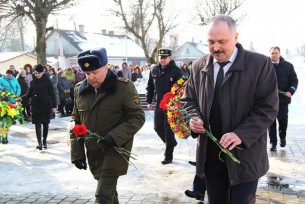 В Мостах возложили цветы к памятнику погибшим воинам и партизанам