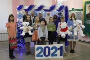 Исполнили новогоднюю мечту. Мостовчане присоединились к благотворительной акции «Ёлка желаний»