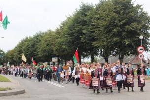 День города ярко и красочно: в Мостах прошло шествие трудовых коллективов