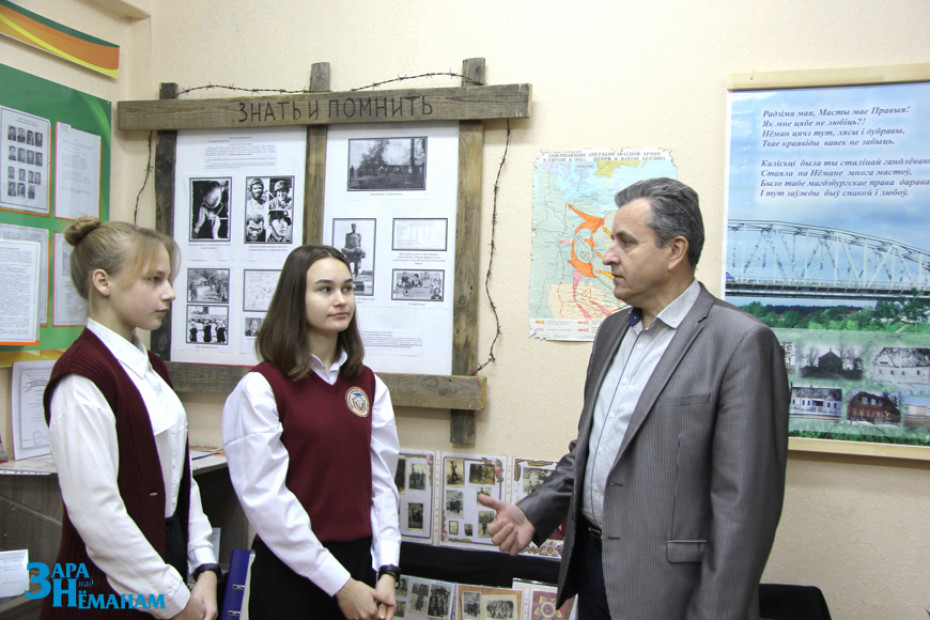 В музее Правомостовской школы открыт стенд о геноциде белорусского народа. Здесь проводят познавательные уроки и экскурсии