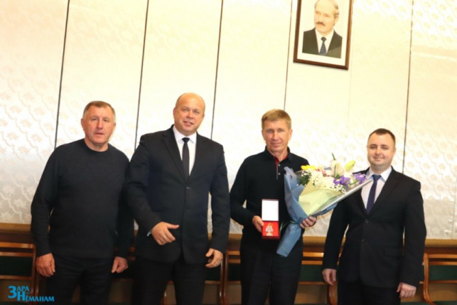 Медалью «За працоўныя заслугі” награждён директор КСУП “Имени Адама Міцкевіча” Владимир Писаревич